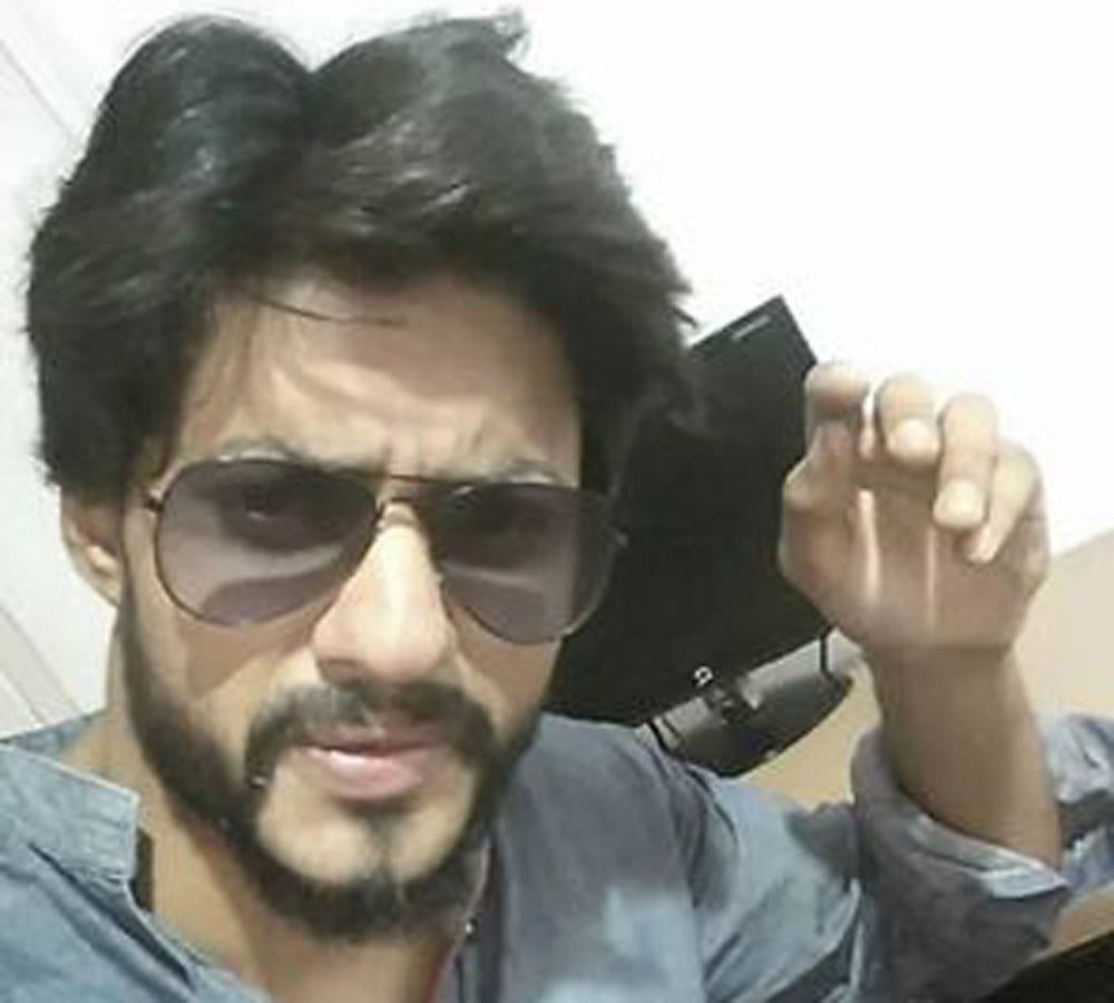 shahrukh khan look a like Haider Maqbool photo viral on social media