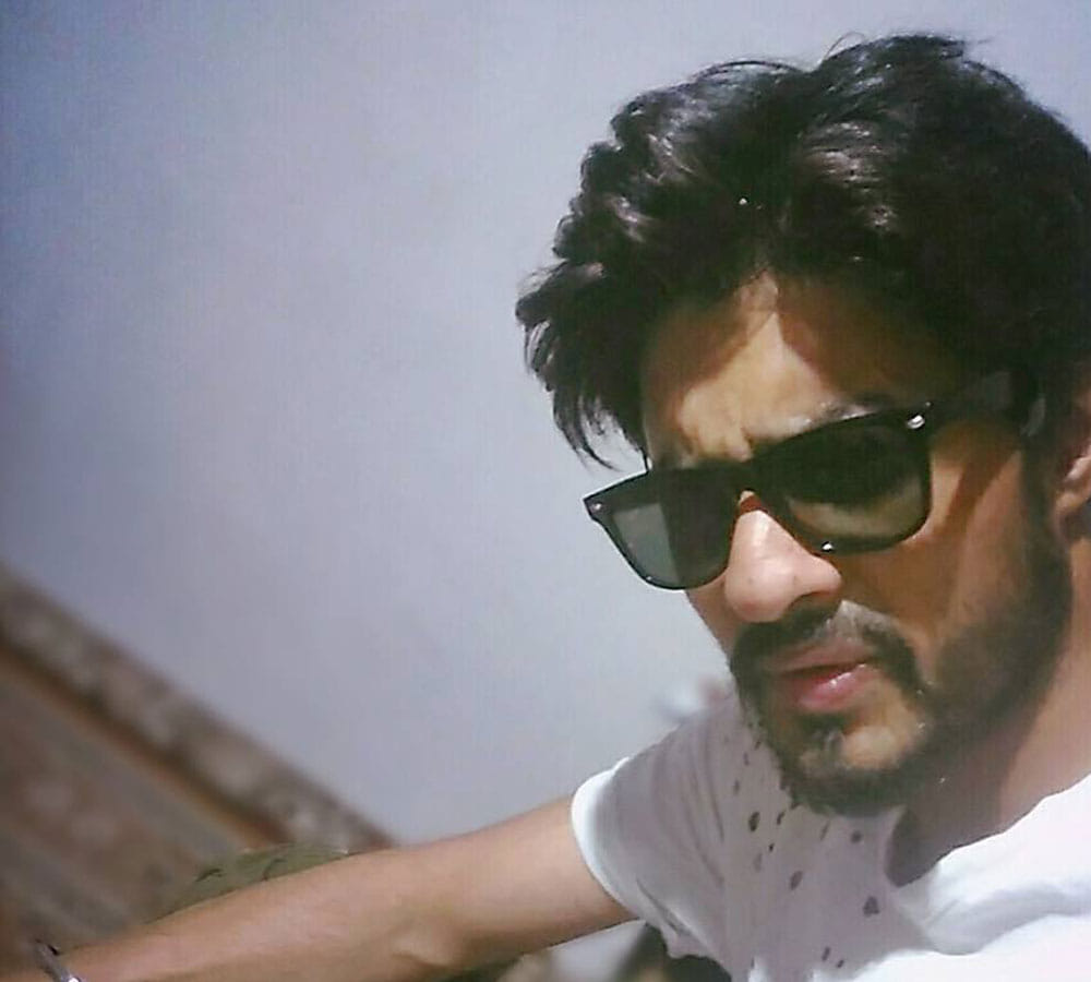 shahrukh khan look a like Haider Maqbool photo viral on social media