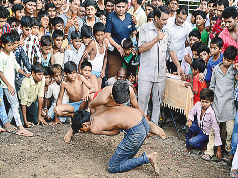 Wrestlers show wins, win prizes
