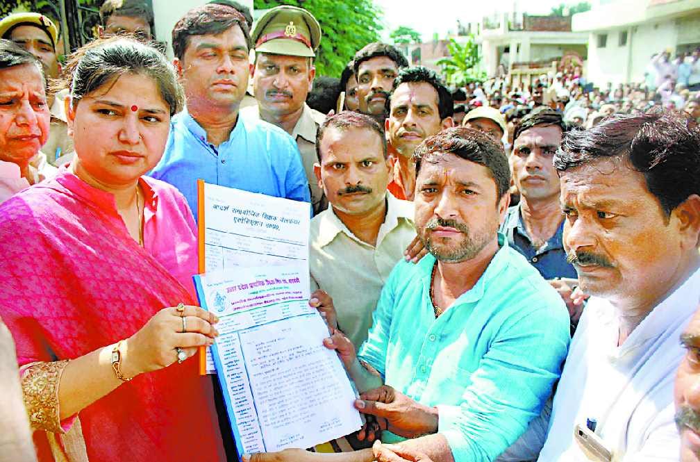 Sikshmitras gone to MP's residence 