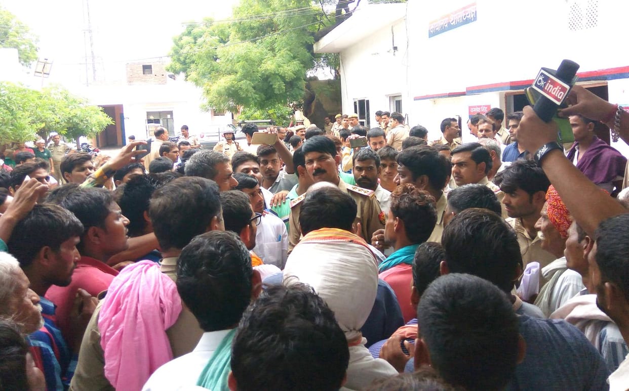 ग्रामीणों ने घेरा गोवर्धन थाना, पुलिस से तकरार
