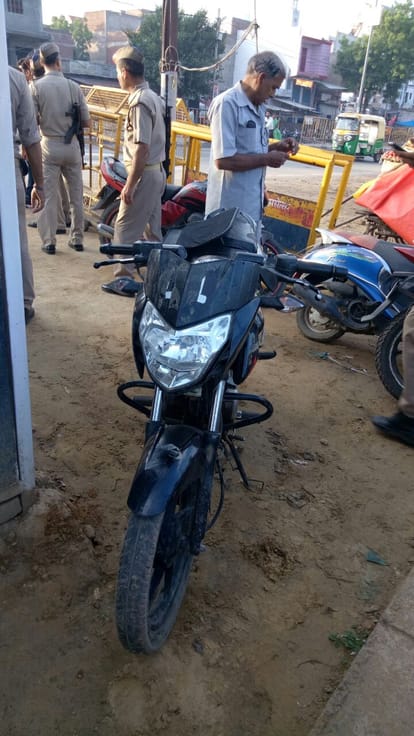 agra police constable satish was without arms while fight with goons