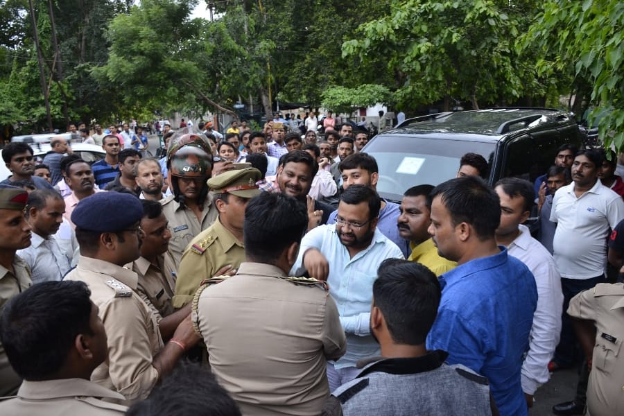  BJP leaders threaten police men in Lucknow.