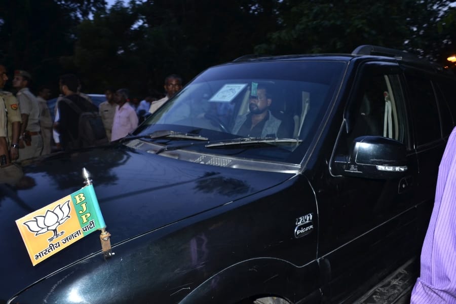  BJP leaders threaten police men in Lucknow.