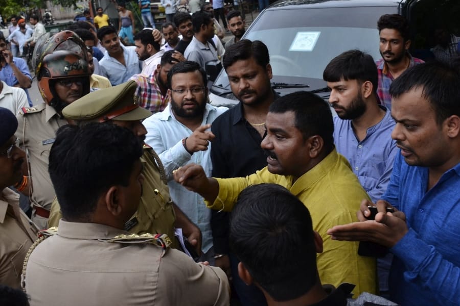  BJP leaders threaten police men in Lucknow.