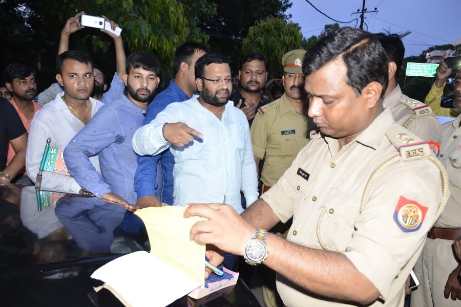 BJP leaders threaten police men in Lucknow.