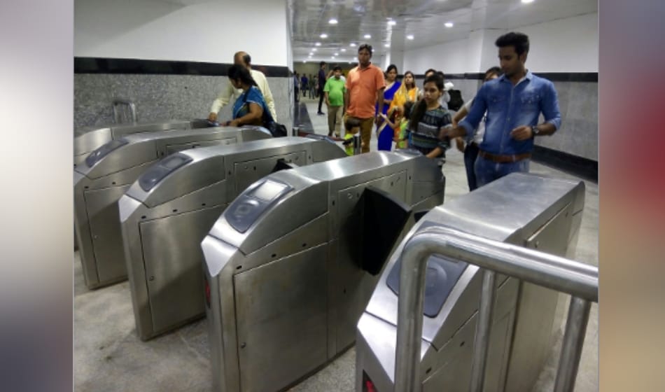 no entry for those in delhi metro stations who put headphone while entering