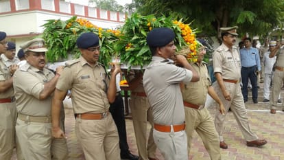 agra police constable satish was without arms while fight with goons