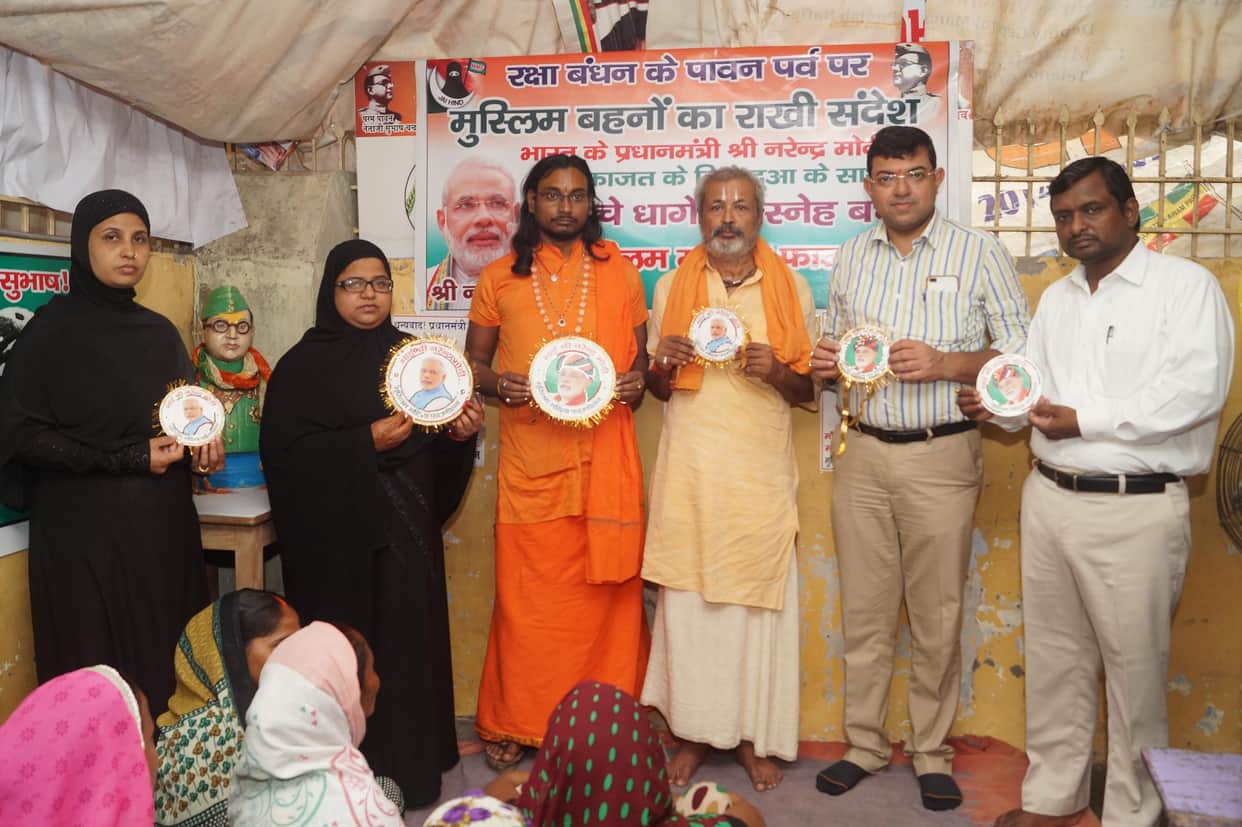 Muslim women made Modi Rakhi in Varanasi for their PM 