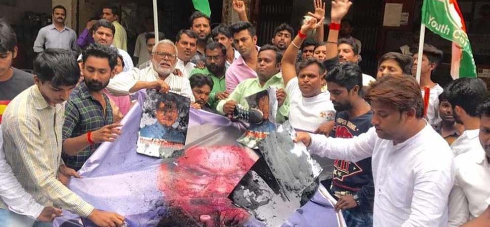 congress protest against Maharashtra govt after defames Rajiv Gandhi by calling him corrupt