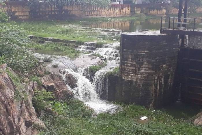 pichola lake overflowed 11 feet water recorded in fatahsagar lake 