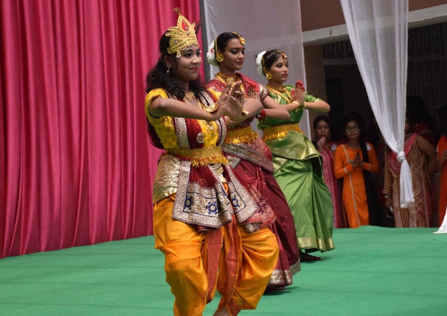 अनुकृति शगुन के सिर सजा मिस फ्रैशर्स का ताज