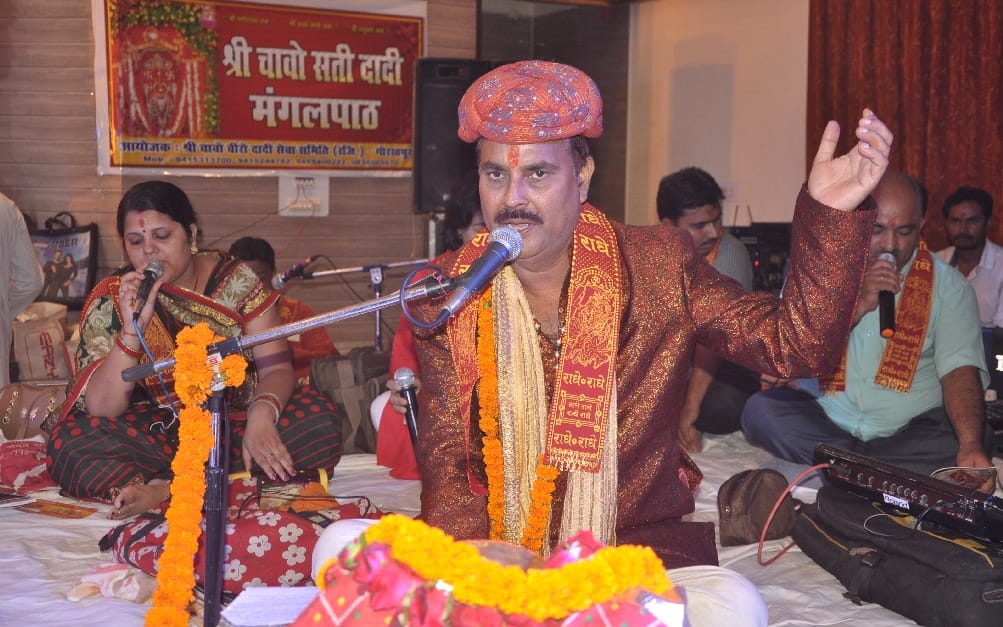 दादी की भक्ती में झूमे भक्त