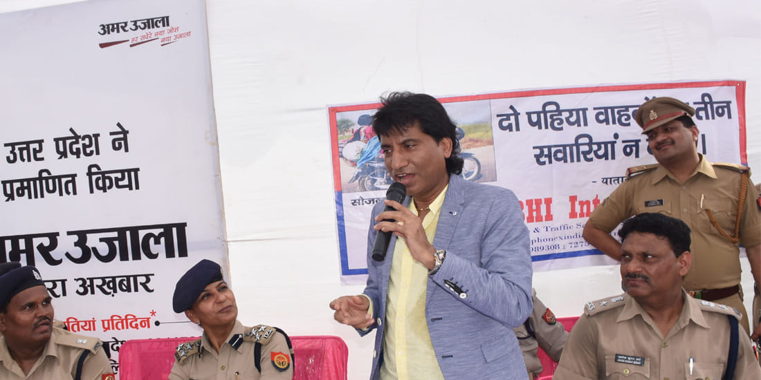 raju shrivastav walking in the streets drinking tea at kanpur