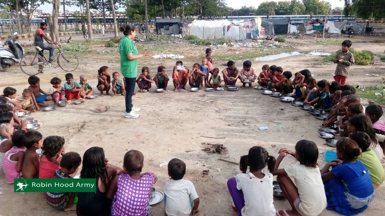 lucknow youths created robin hood army and feedinng hungry people 