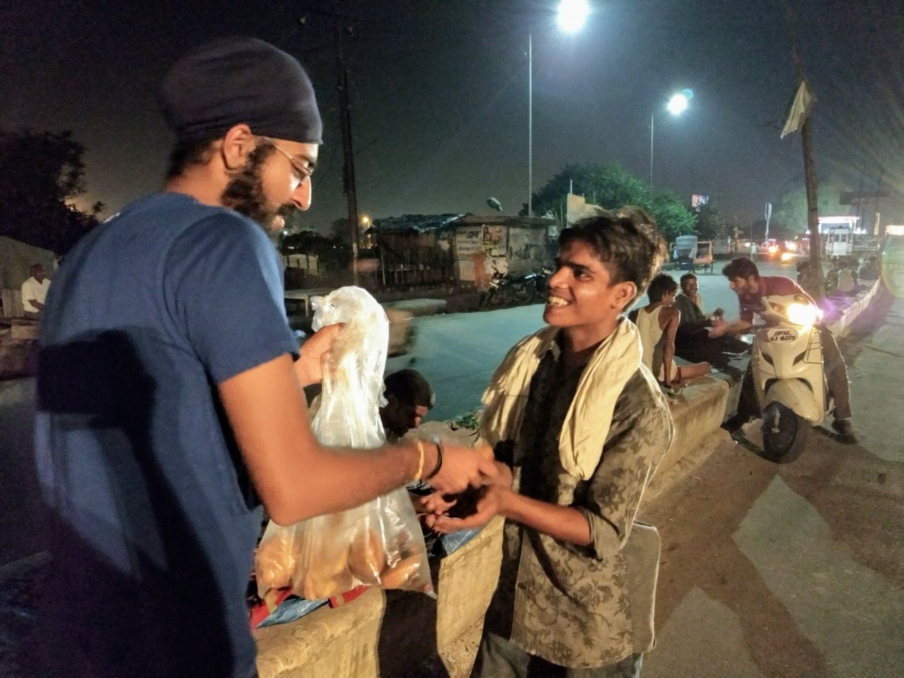 lucknow youths created robin hood army and feedinng hungry people 