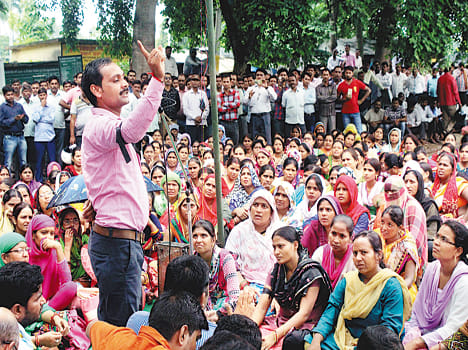 shiksha mitra stir continues