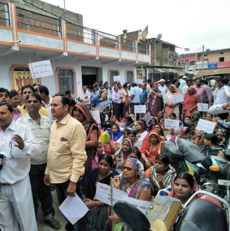 Shiksha Mitra will become Muslims if government do not accept the demands