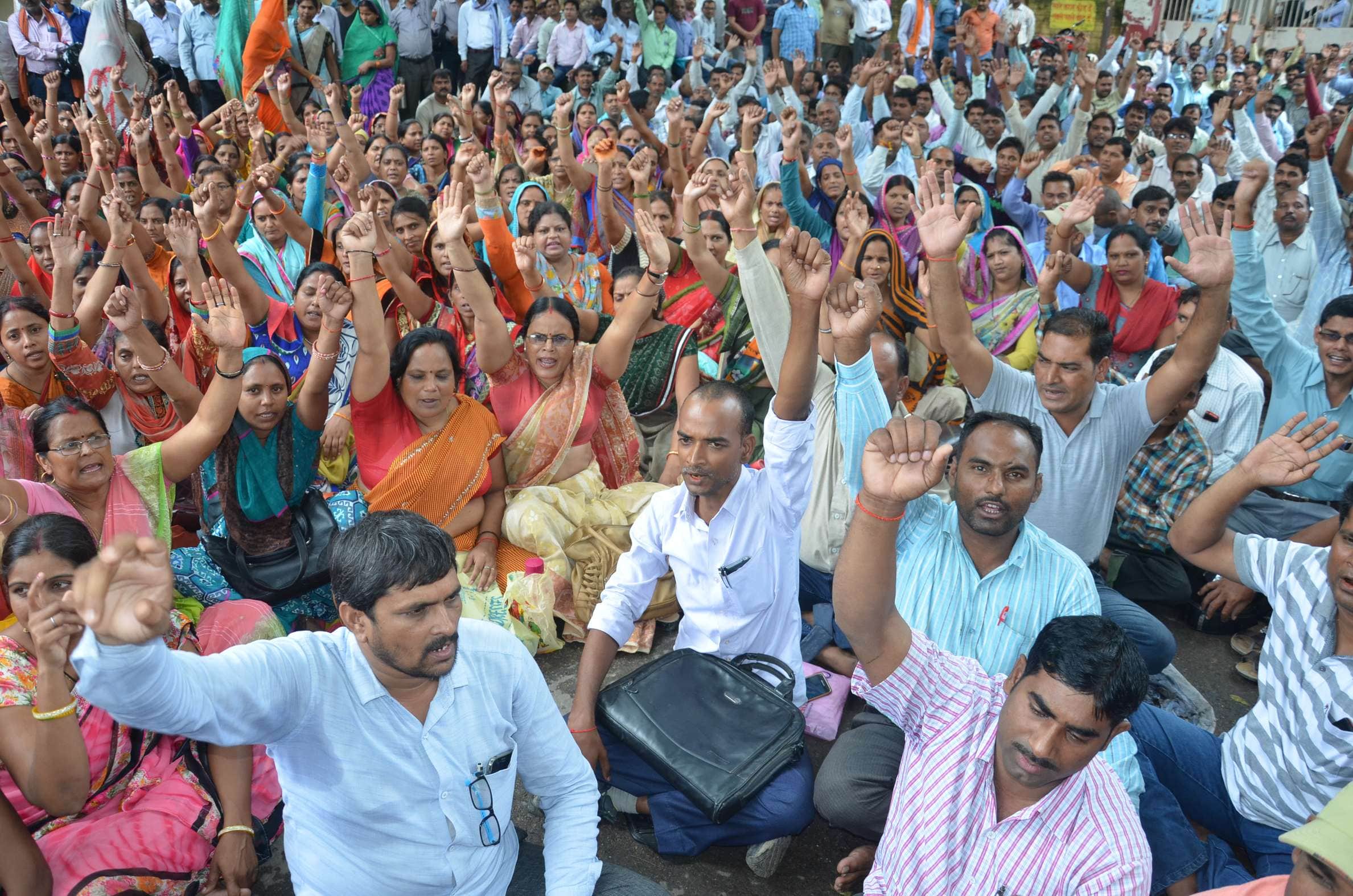 Shiksha Mitra will become Muslims if government do not accept the demands