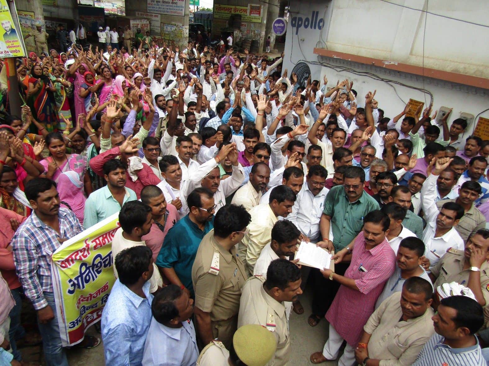 Shiksha Mitra will become Muslims if government do not accept the demands