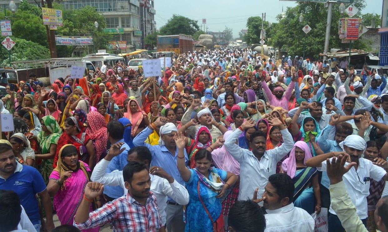 शिक्षामित्रों ने शहर को कई चौराहों पर लगाया जाम
