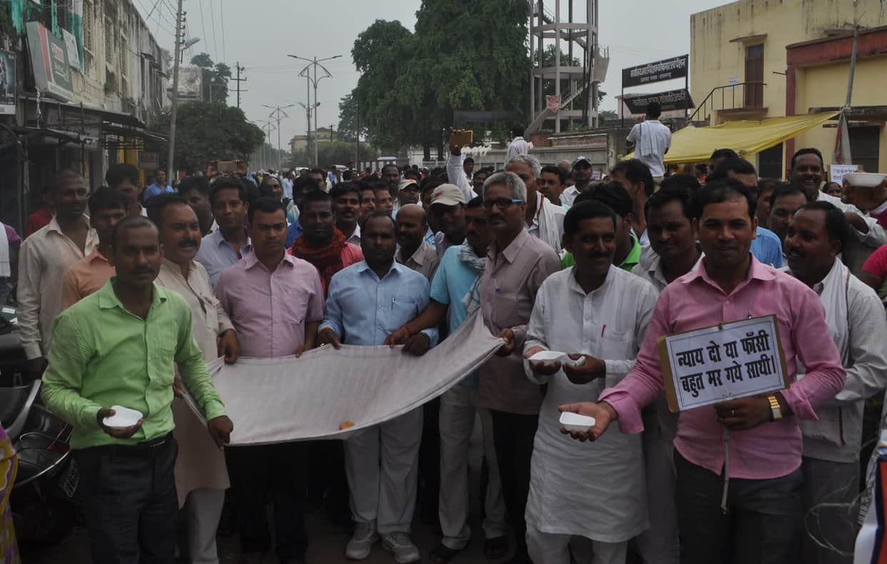 Shiksha Mitra will become Muslims if government do not accept the demands
