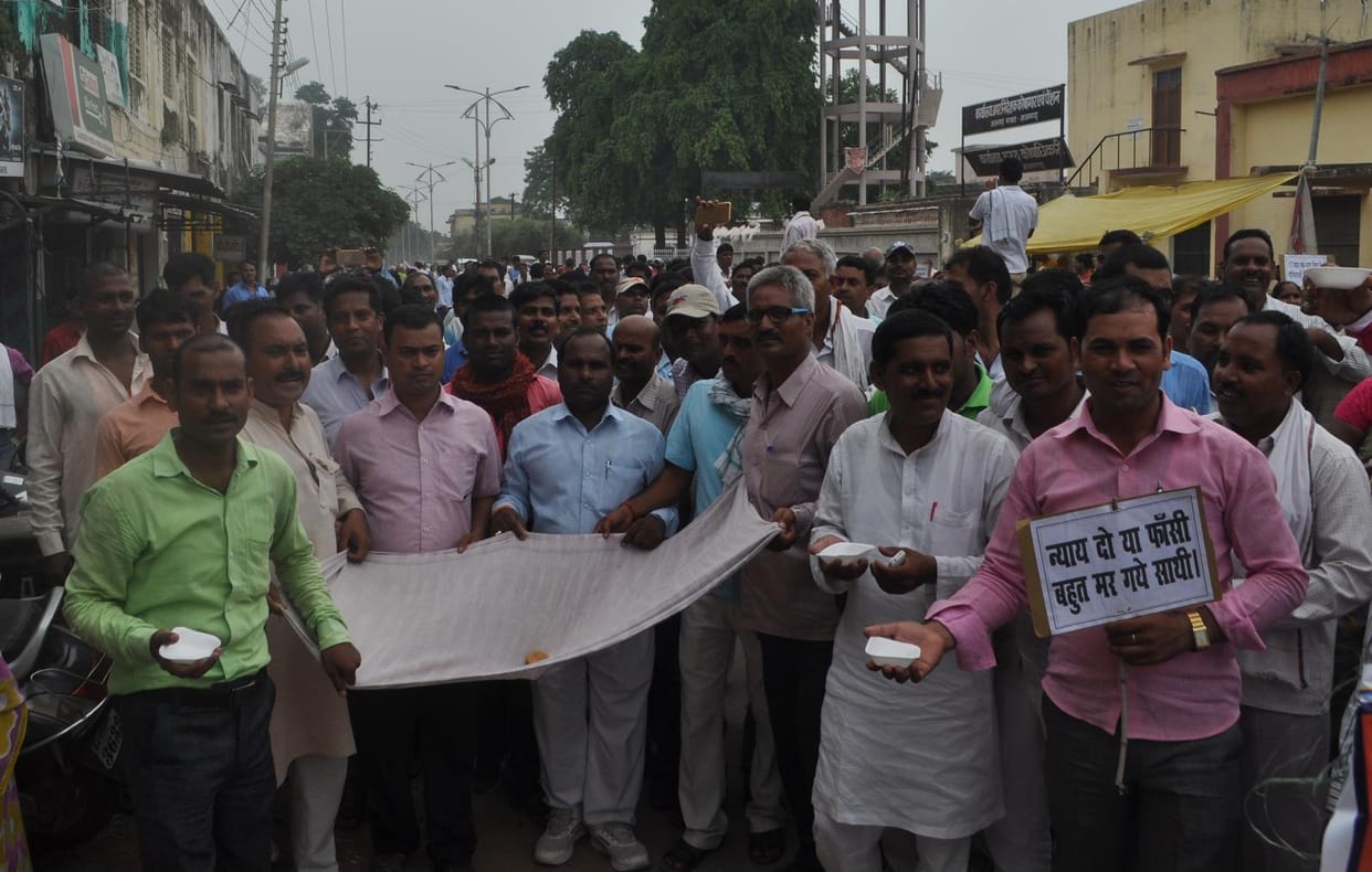 Shiksha Mitra will become Muslims if government do not accept the demands
