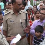 विरोध कर रहे लोगों को समझाते सीओ सदर