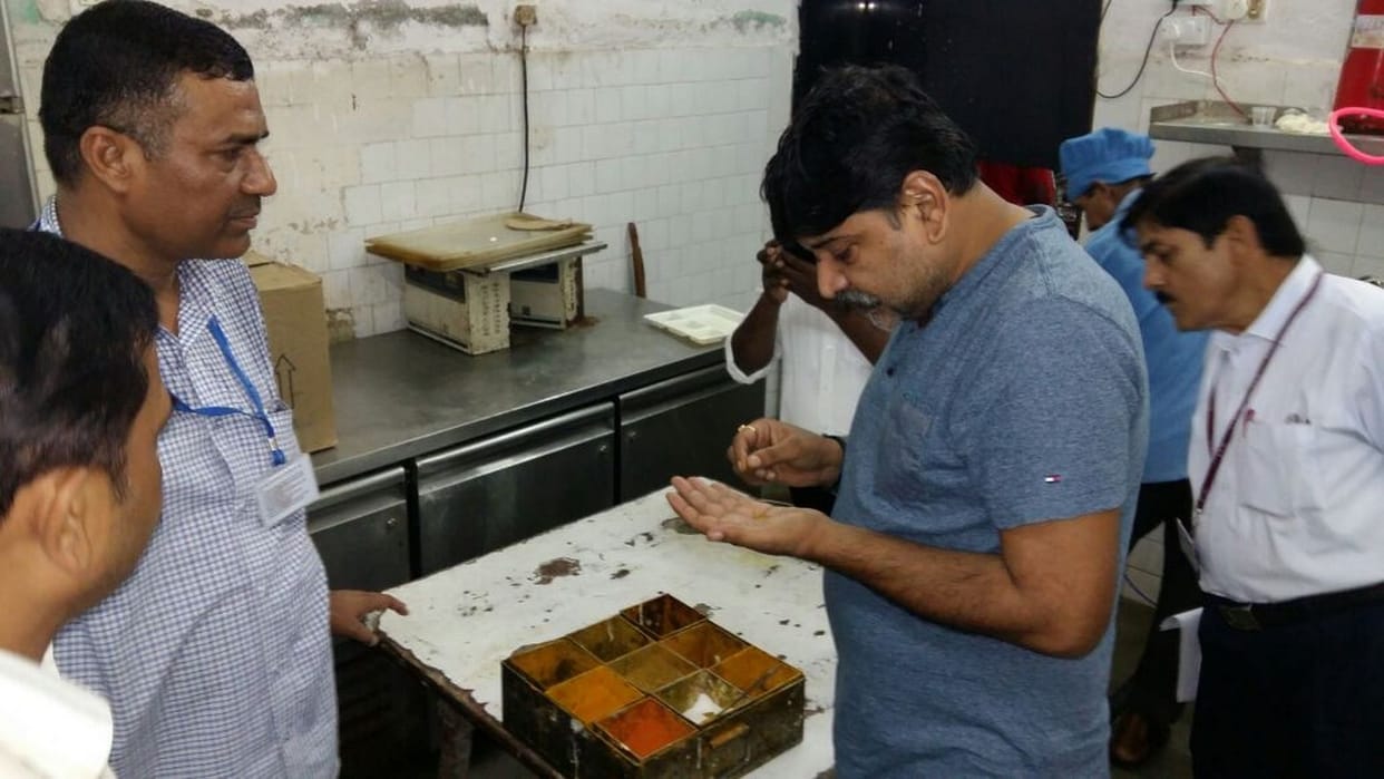 पैंट्रीकार और रेस्टूरेंटों की जांच पड़ताल की