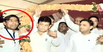 Akhilesh Govt leader is selling corn cob in muzaffarnagar