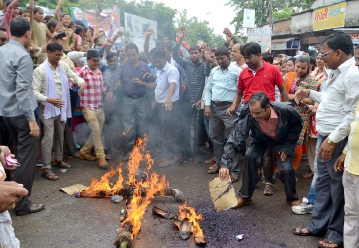 Blow the effigy of Himanshu Rana, who goes to court against educationmakers