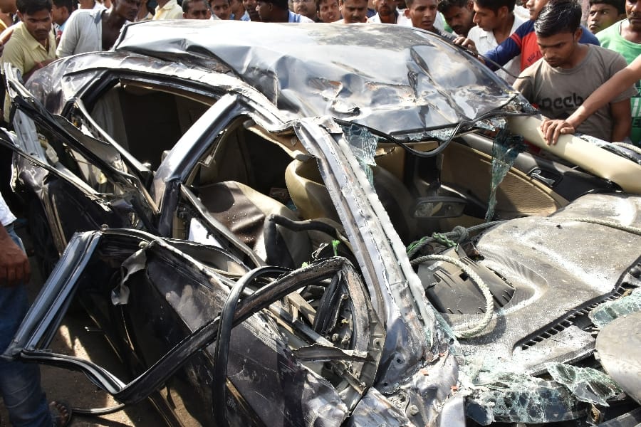 man saved by people in an accident in Lucknow.