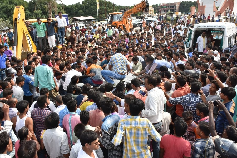 man saved by people in an accident in Lucknow.