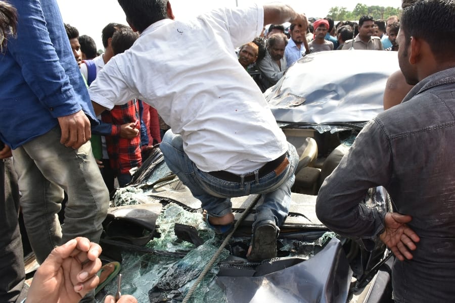 man saved by people in an accident in Lucknow.