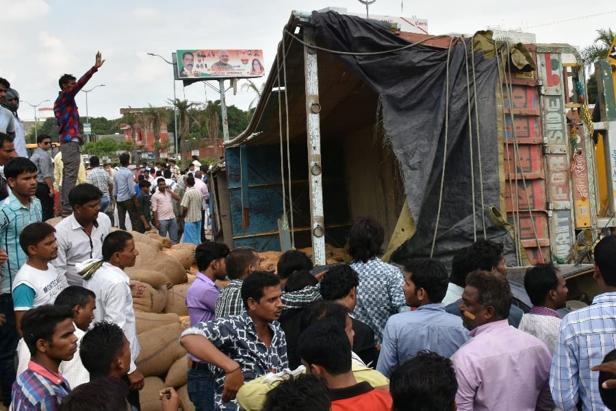 man saved by people in an accident in Lucknow.