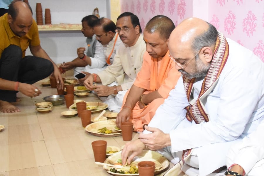 amit shah takes lunch at BJP workers home.