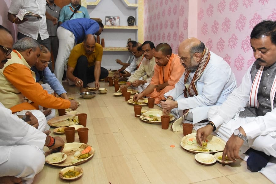 amit shah takes lunch at BJP workers home.