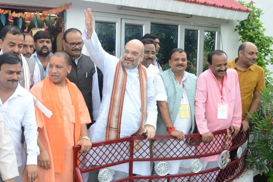 amit shah takes lunch at BJP workers home.