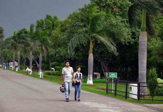 chandigarh roads dangerous for people in rainy weather, be aware while walkinh