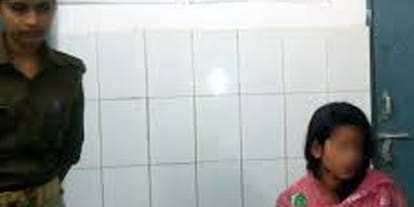 boyfriend arrested girlfriend reached at police station not ready to go with father