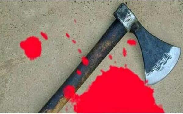A man in a mutual invasion attacks with the ax