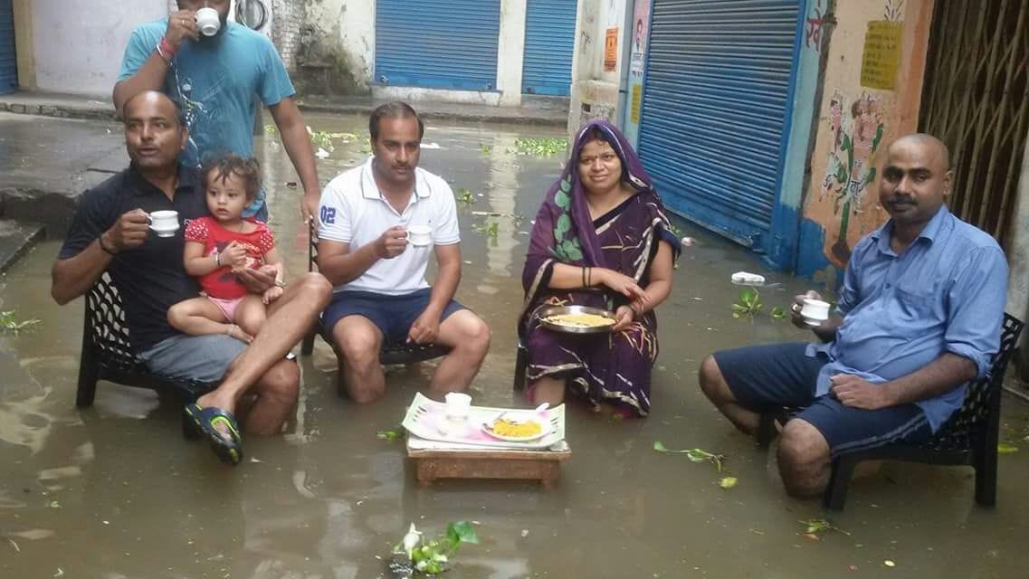 Heavy rain in Varanasi, the water on each side is water
