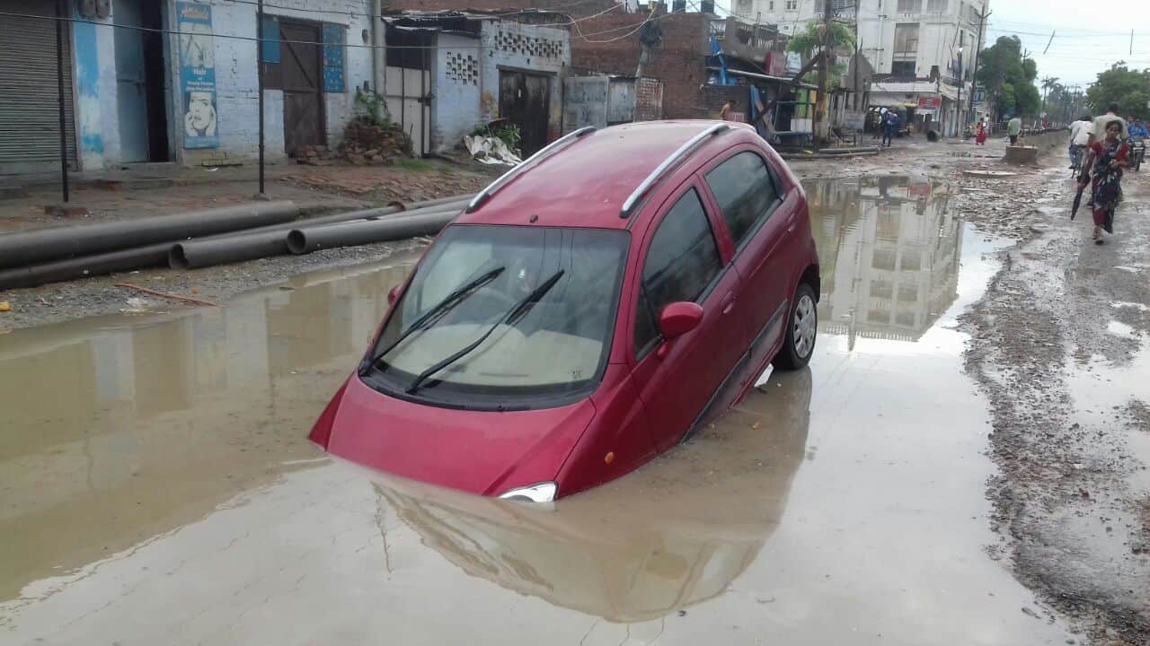 Heavy rain in Varanasi, the water on each side is water