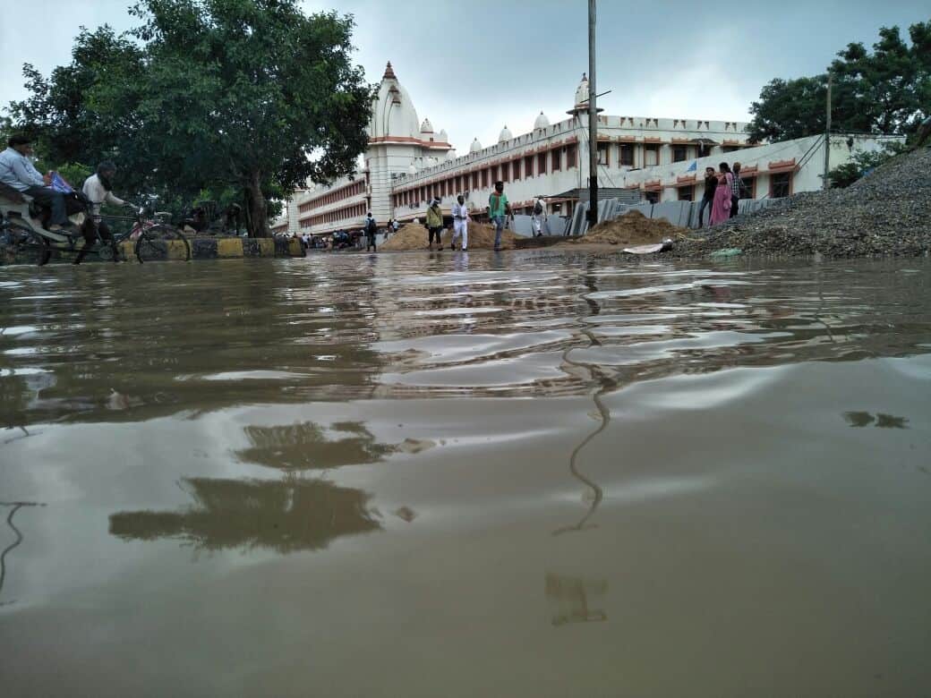 Heavy rain in Varanasi, the water on each side is water