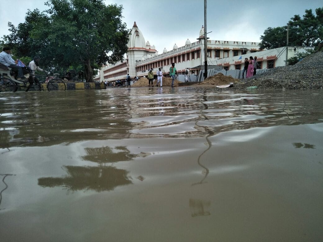 Heavy rain in Varanasi, the water on each side is water