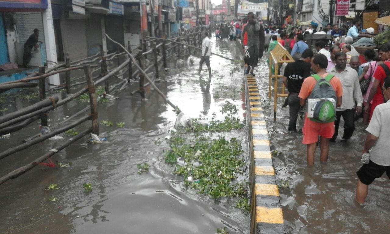 Heavy rain in Varanasi, the water on each side is water