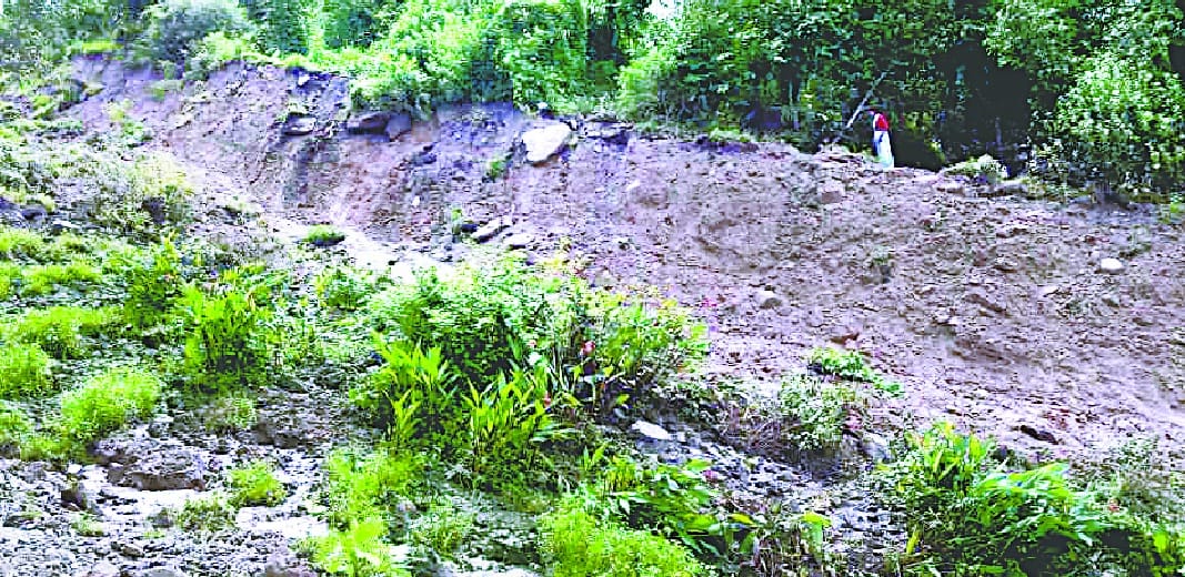 Threat of landslide in Sankhehet village