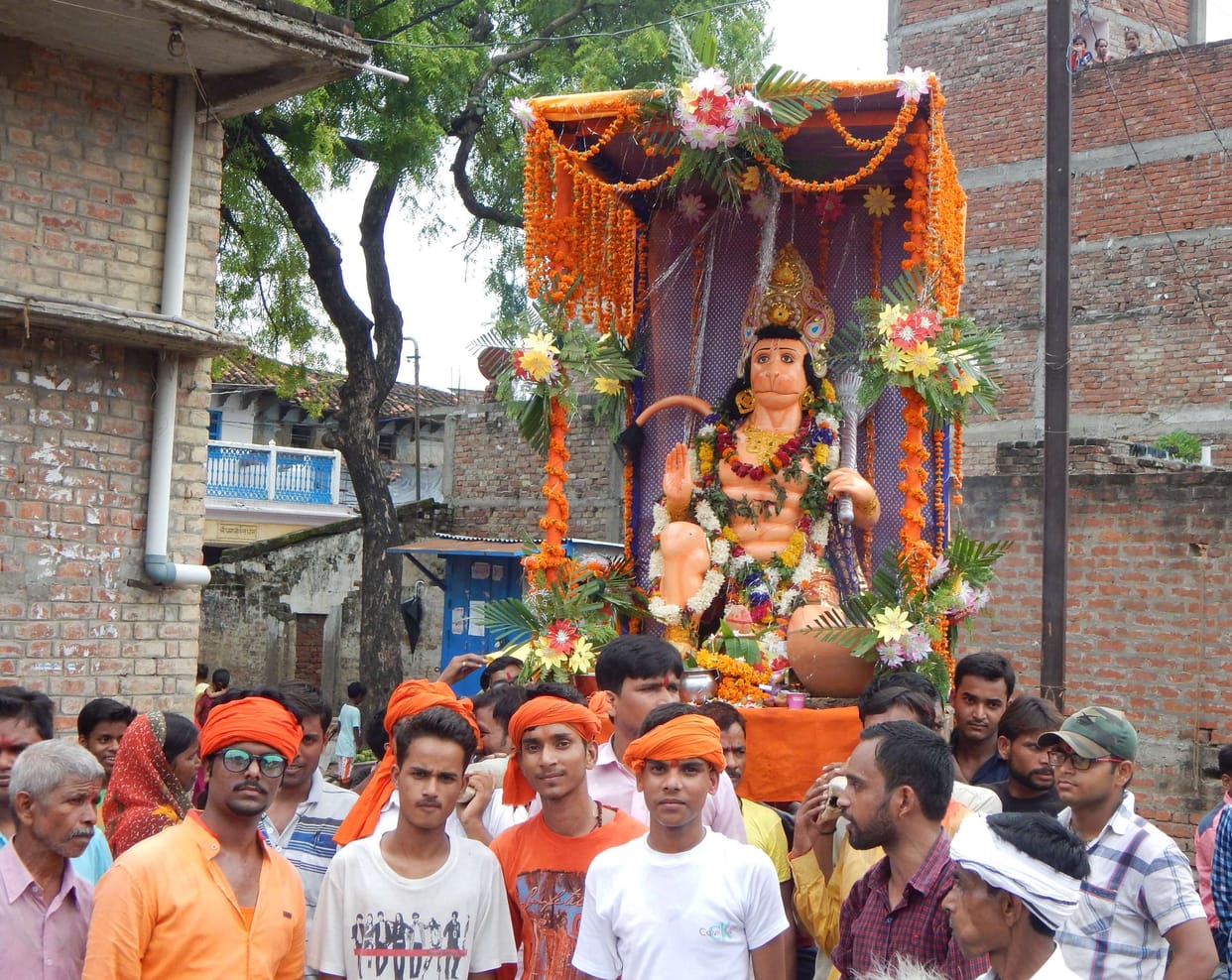 Shouting in Mahavir flag procession