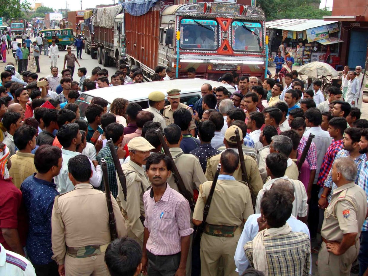 पुलिस के खिलाफ गुस्साए लोगों ने लगाया जाम