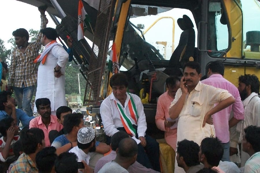 raj babbar stops the construction of national highway in ambedkarnagar.